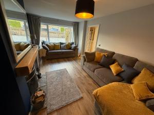 a living room with a couch and two couches at Oak View - Spacious 3 Bedroom House near Oxford and the Cotswolds in North Leigh +4 photos