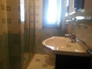 un bagno con lavandino e doccia di Villetta Cala Rotonda a Favignana Altre 20 foto