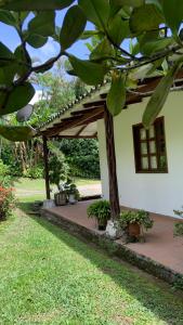 a building with awning and plants in a yard at ecopolis hospedaje birding in Papagalleros