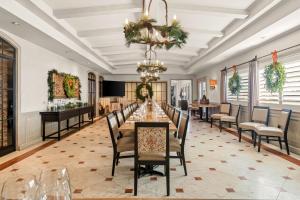 a dining room with a long table and chairs at Penn's View Hotel Philadelphia in Philadelphia +109 photos