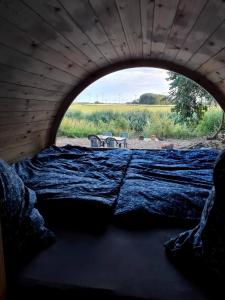 a bed in a room with a view of a table at Der Apfel in Holtgast