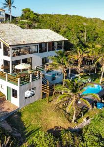 an aerial view of a house with a swimming pool at Mar Infinito Guest House in Arraial do Cabo