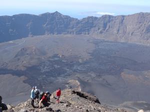 a group of people standing on top of a mountain at Pousada do Norte, ilha do Fogo in Calheta