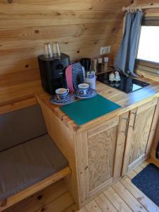 a kitchen in a tiny house with two cups on a counter at Die Sonnenblume in Holtgast
