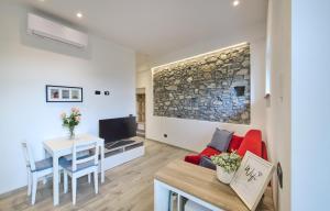 a living room with a red couch and a table at La cà del Pin in Lierna