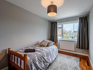 a bedroom with a bed and a window at 3 Bed in Wareham oc-86239 in Corfe Castle