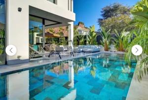 a villa with a swimming pool with the villas descriptions at SUPERBE Villa PISCINE moderne - Cap brun - plage de Toulon in Toulon