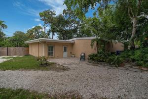 a small house with a fence in a yard at Shady Banks Oasis in Fort Lauderdale