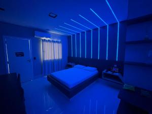 a blue room with a bed in a room at Luxu's Motel in Tucano +30 photos