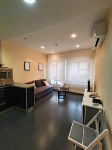 a living room with a couch and a table at Apartamento Haro Wine Experience in Haro