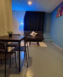 a living room with a couch and a table and chairs at Cómodo departamento en zona céntrica de Puebla in San Baltasar