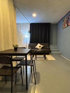 a living room with a table and chairs and a couch at Cómodo departamento en zona céntrica de Puebla in San Baltasar