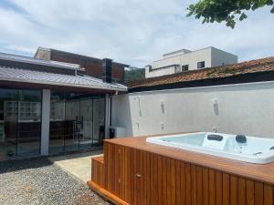 a large bath tub sitting on top of a building at Casa com Spa aquecido em Itajuba in Barra Velha