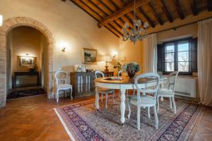 a dining room with a table and chairs at Agriturismo La Frattina in Buonconvento
