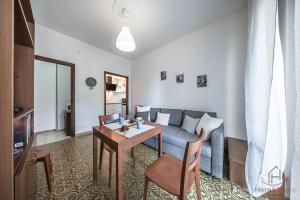a living room with a couch and a table at Mare & Comfort - Box Auto - Balcone - Free Wifi in Borghetto Santo Spirito