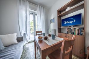 a living room with a table and a couch at Mare & Comfort - Box Auto - Balcone - Free Wifi in Borghetto Santo Spirito