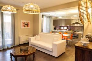 バレストラーテにあるCasa Salvoのリビングルーム(白いソファ付)、キッチンが備わります。