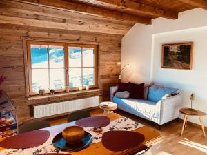 a living room with a couch and a table at Oswald Lodge - surrounded by nature in Sankt Oswald