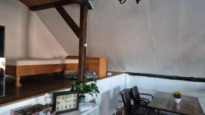 a room with a bed and a table and chairs at Altmarkliebe Ferienhaus mit Garten für Familien & Hund in Gardelegen