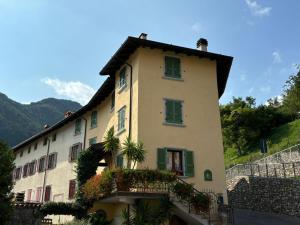 a building with flowers on the side of it at Appartamenti Lilla in Tremosine Sul Garda