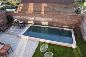 an overhead view of a swimming pool in a backyard at Oud Tolkantoor in Alveringem