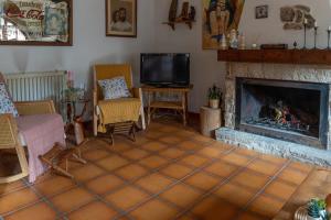 a living room with a fireplace and a tv at Casa rural La Plana in Alcover