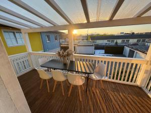 a balcony with a table and chairs on a deck at BOHO Suite Tierra nähe Salzburg in Freilassing