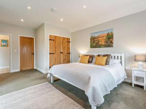 a bedroom with a white bed and a painting on the wall at 2 Bed in Ventnor oc-88857 in Niton