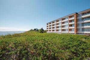 a building on a hill next to the ocean at Strandkieker in List
