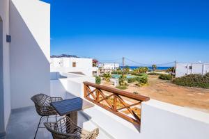 een balkon met stoelen en uitzicht op de oceaan bij Punta Mare Hotel in Karpathos