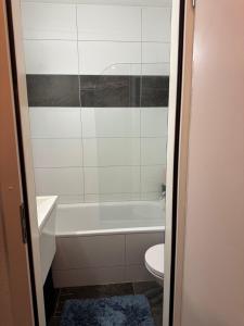 a bathroom with a bath tub and a toilet at Zürich 8008 Appartement in Zurich