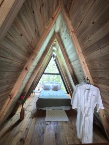 a room with a bed in the middle of a attic at Chales Holanda in Pirenópolis