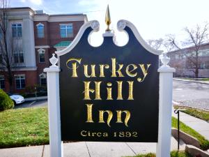 a sign for a turkey inn in front of a building at Turkey Hill Inn in Summit