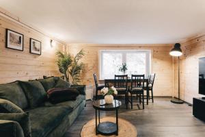 a living room with a couch and a table at Kleines Häuschen in der Oberlausitz in Löbau