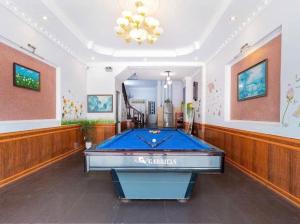 a billiard room with a pool table in it at The Warm khách sạn bãi sau giá rẻ in Vung Tau
