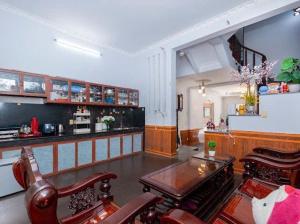 a large living room with a table and chairs at The Warm khách sạn bãi sau giá rẻ in Vung Tau
