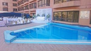 Bazén v ubytování Pyramisa Suites Hotel Cairo nebo v jeho okolí