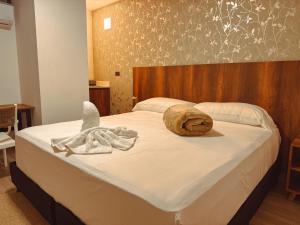 a bedroom with a bed with two towels on it at Apartaestudios Zeni in Medellín