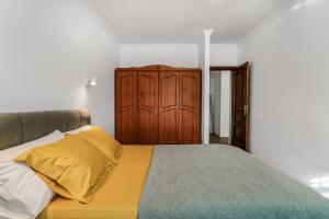 a bedroom with a bed and a wooden cabinet at VV Gara Galdar in Gáldar