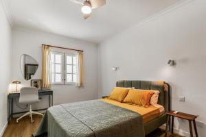 a bedroom with a bed and a desk and a window at VV Gara Galdar in Gáldar