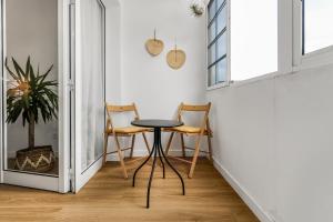 a small table in a hallway with two chairs at VV Gara Galdar in Gáldar +5 photos