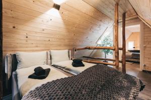 a bedroom with two beds in a log cabin at Kleines Häuschen in der Oberlausitz in Löbau