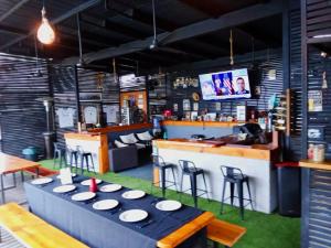a restaurant with a bar with a table and stools at El Rincon Secreto in Quillota