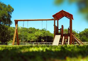 an empty playground with a swing at Seleto Hotel Fazenda in Arrozal