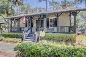 a small house with a flag in front of it at Clipper Court 814 in Hilton Head Island