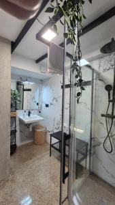 a bathroom with a sink and a glass wall at A3 Valencia Ciudad cómodo Bajo Diseño hasta 6, wifi gratis in Valencia +51 photos