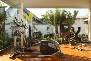 Das Fitnesscenter und/oder die Fitnesseinrichtungen in der Unterkunft The Samaya Seminyak Bali