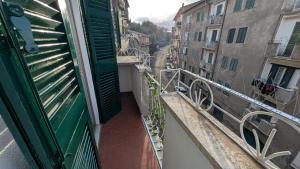 a balcony with a green door on a building at La Mola B&B in Vignanello