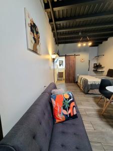 a living room with a couch and a bed at Estación 1501 - Casco histórico I in Juticalpa