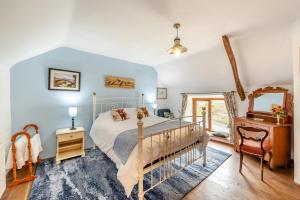 Vuode tai vuoteita majoituspaikassa 3 Bed in Meshaw oc-d29056